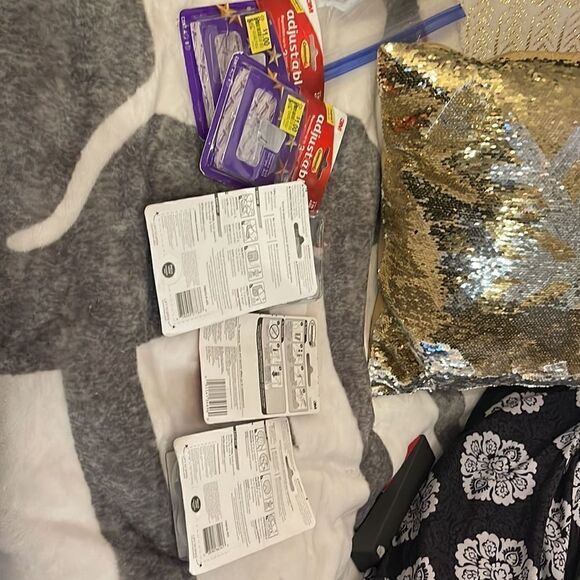 Ot of command adjustables 1lb hooks & cord clips 19+ - over 50 pieces! - Picture 2 of 3